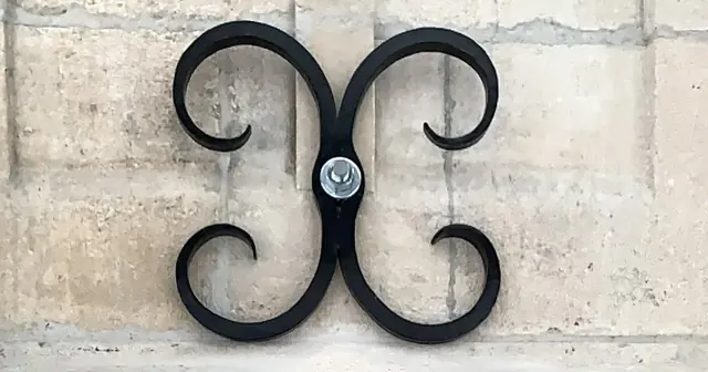 Volutes en C affrontées en fer forgé