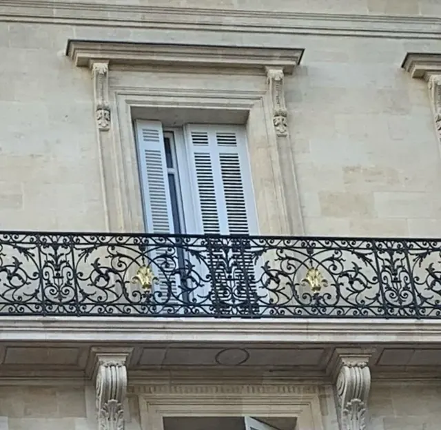 Balcon de façade en fer forgé