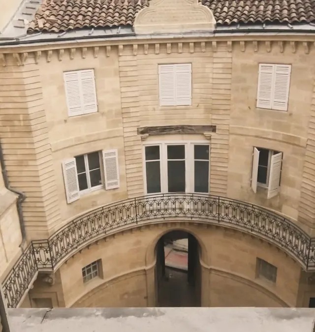 Cour d'immeuble bordelais et sa ferronnerie