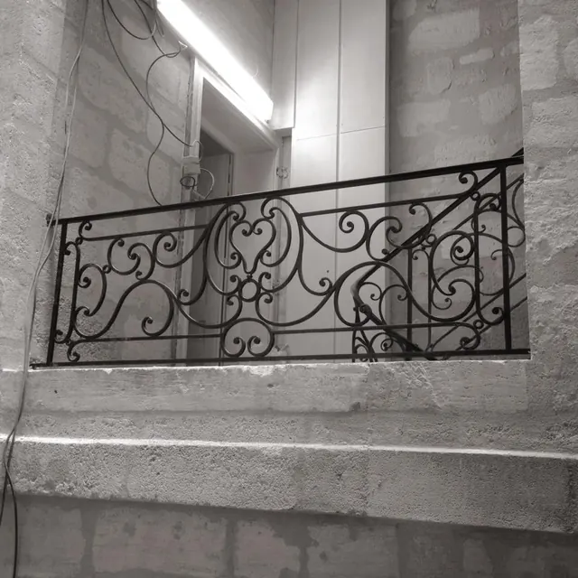 Garde-corps à volutes en fer forgé