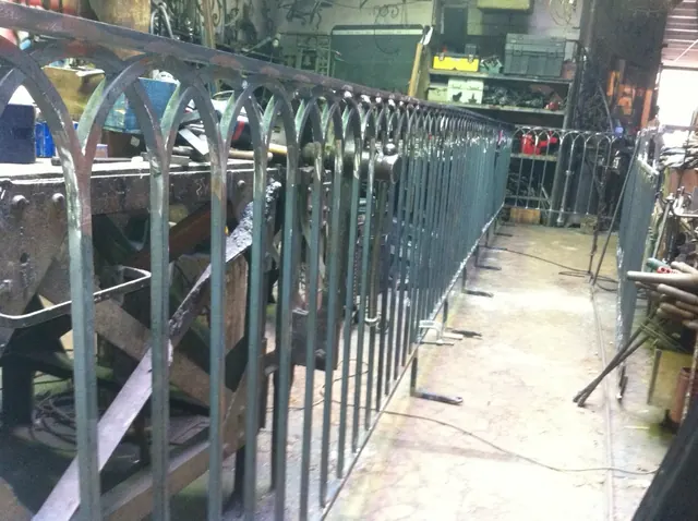 Longue rambarde à arceaux, à l'atelier avant la pose