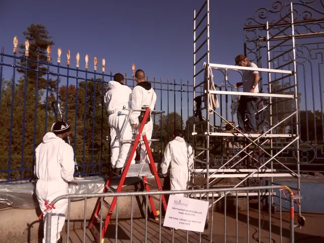 Restauration des grilles du château Peixotto, sur place