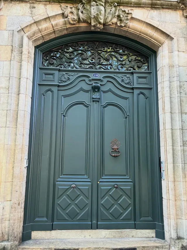 Porte d'hôtel particulier et sa ferronnerie