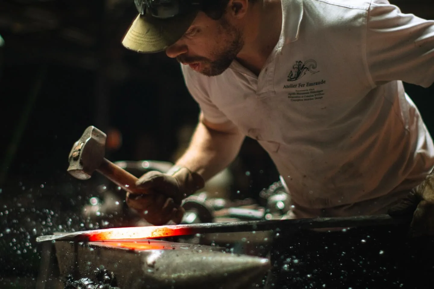 Charles Guillebeaud forge une pièce sur l'enclume