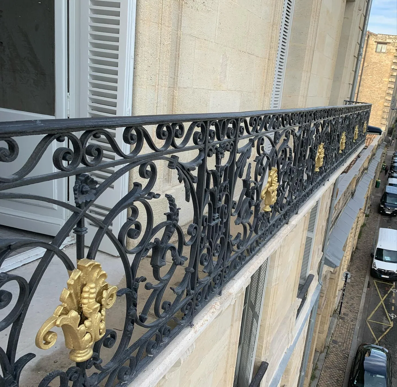 Balcon filant aux ornements dorés